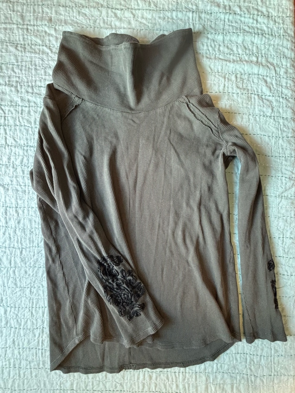 Soft Surroundings M 100% Cotton Waffle Knit Long Sleeve Black Embroidered Detail